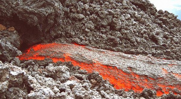 علي الأرض تتدفق سطح البركان تسمي عندما من الصهارة فوهة عندما تتدفق